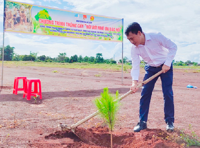 Huyện đoàn Ea H’Leo tổ chức Chương trình Trồng cây “Đời đời nhớ ơn Bác”